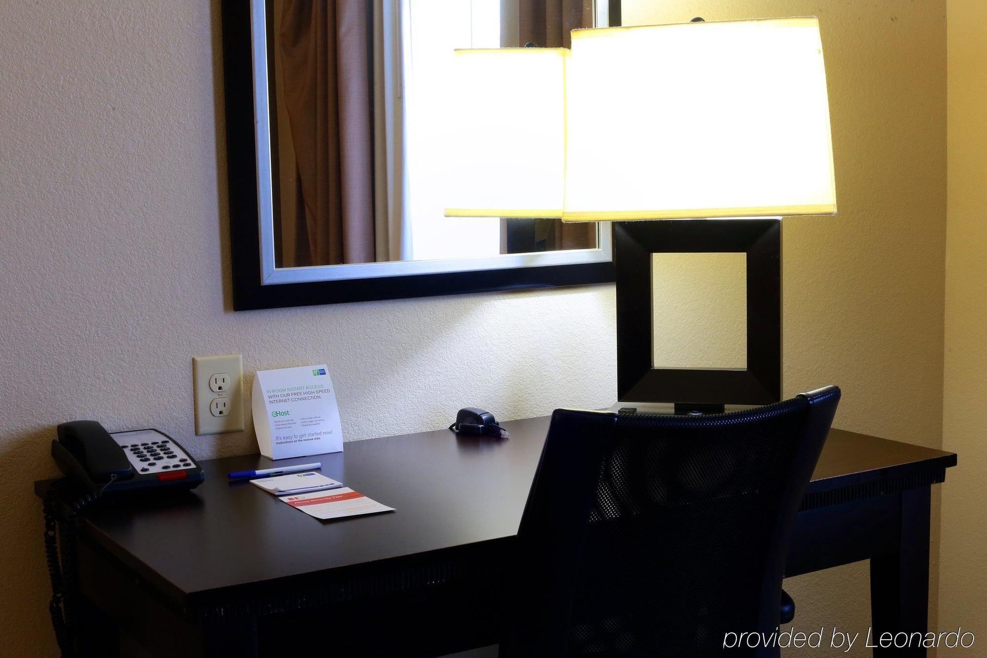 Holiday Inn Express Hotel & Suites Dallas West By Ihg Dış mekan fotoğraf